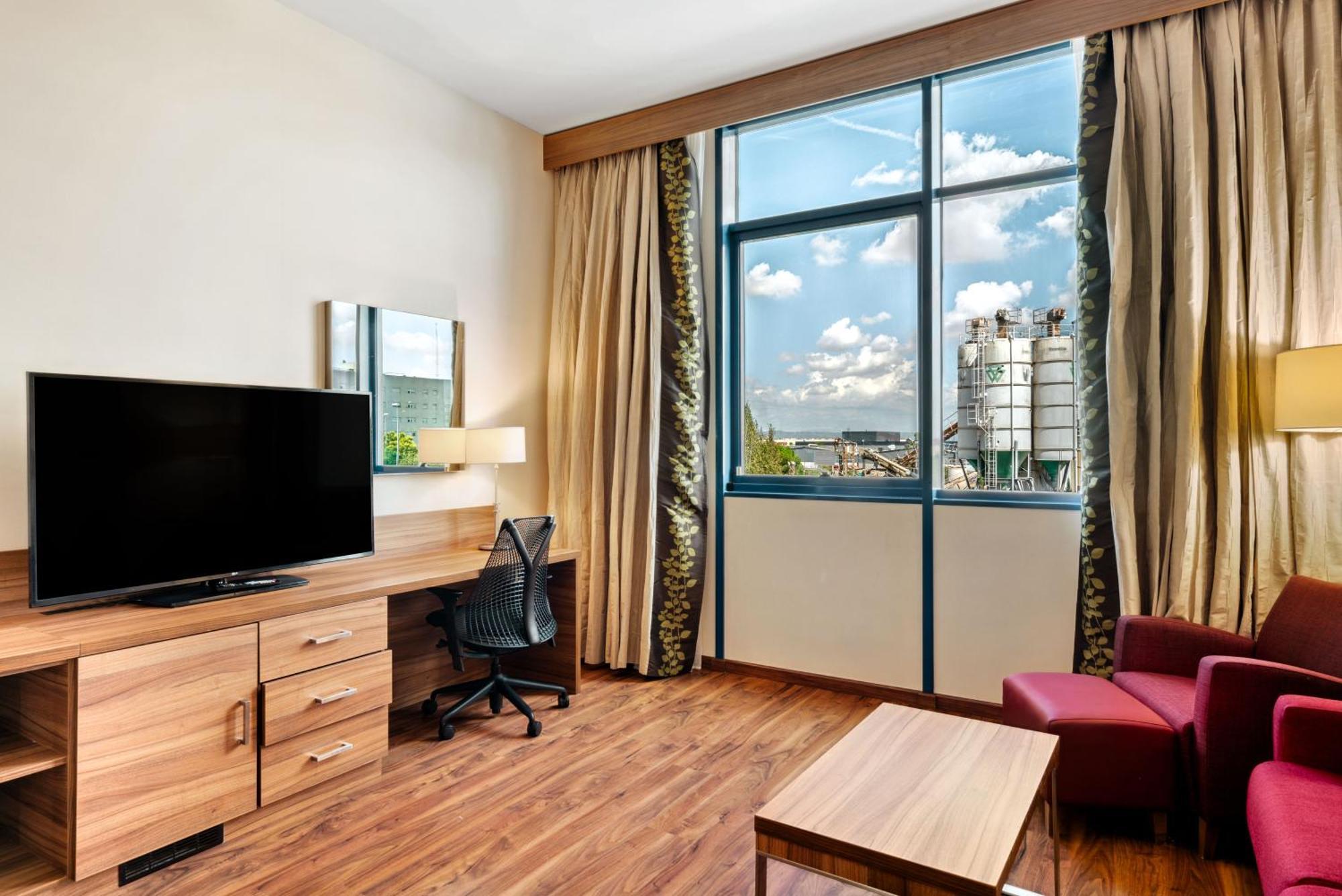 Hilton Garden Inn Sevilla Экстерьер фото